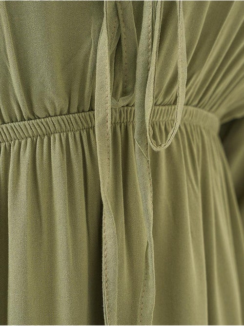 Vestido midi justo em a com decote em v e detalhe de vivo bdart - Kiabi Vestido midi justo em a com decote em v e detalhe de vivo bdart - Kiabi