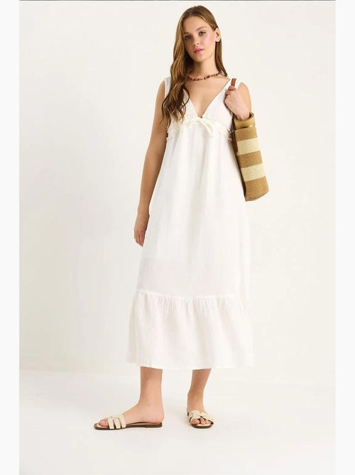 Vestido midi justo em linha a com decote em v e detalhe de debrum lucci - Kiabi Vestido midi justo em linha a com decote em v e detalhe de debrum lucci - Kiabi