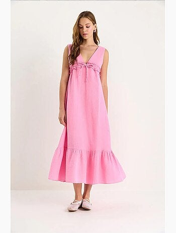 Vestido midi justo em linha a com decote em v e detalhe de debrum lucci