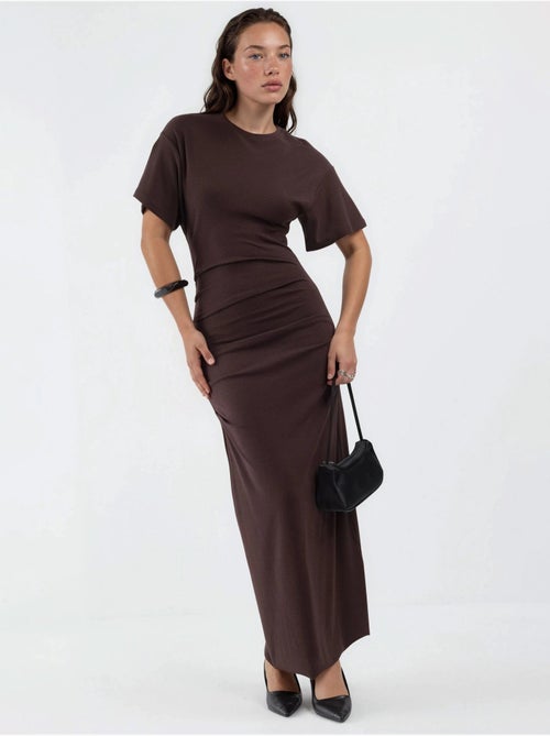 Vestido midi justo liso com decote redondo busem - Kiabi Vestido midi justo liso com decote redondo busem - Kiabi