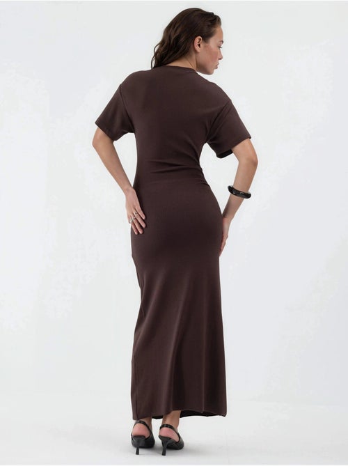 Vestido midi justo liso com decote redondo busem - Kiabi Vestido midi justo liso com decote redondo busem - Kiabi