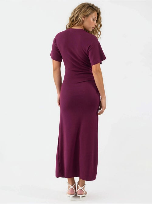 Vestido midi justo liso com decote redondo busem - Kiabi Vestido midi justo liso com decote redondo busem - Kiabi