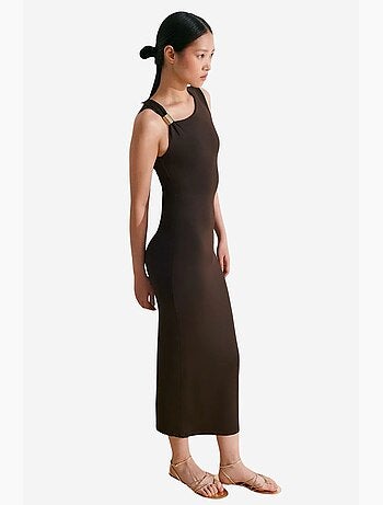 Vestido midi justo sem mangas com detalhe de acessório dilvin