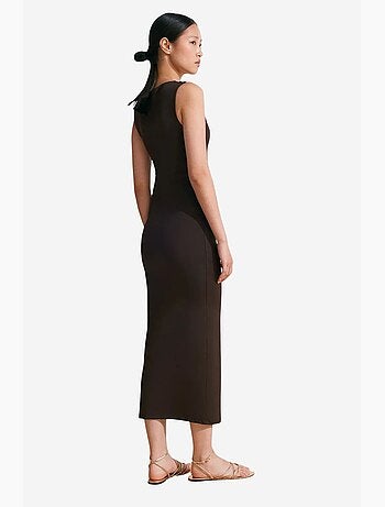 Vestido midi justo sem mangas com detalhe de acessório dilvin