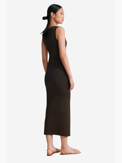 Vestido midi justo sem mangas com detalhe de acessório dilvin - Kiabi Vestido midi justo sem mangas com detalhe de acessório dilvin - Kiabi