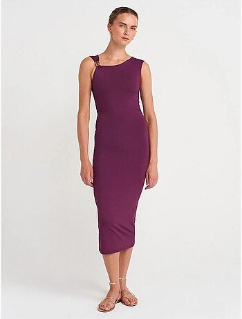 Vestido midi justo sem mangas com detalhe de acessório dilvin