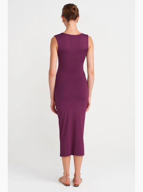 Vestido midi justo sem mangas com detalhe de acessório dilvin - Kiabi Vestido midi justo sem mangas com detalhe de acessório dilvin - Kiabi