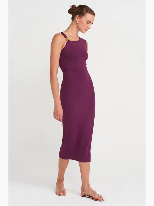 Vestido midi justo sem mangas com detalhe de acessório dilvin - Kiabi Vestido midi justo sem mangas com detalhe de acessório dilvin - Kiabi