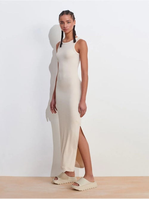 Vestido midi justo sem mangas com racha dilvin - Kiabi Vestido midi justo sem mangas com racha dilvin - Kiabi