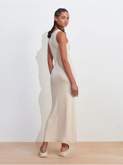 Vestido midi justo sem mangas com racha dilvin - Kiabi Vestido midi justo sem mangas com racha dilvin - Kiabi