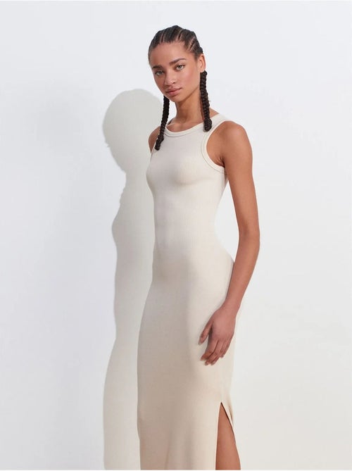 Vestido midi justo sem mangas com racha dilvin - Kiabi Vestido midi justo sem mangas com racha dilvin - Kiabi