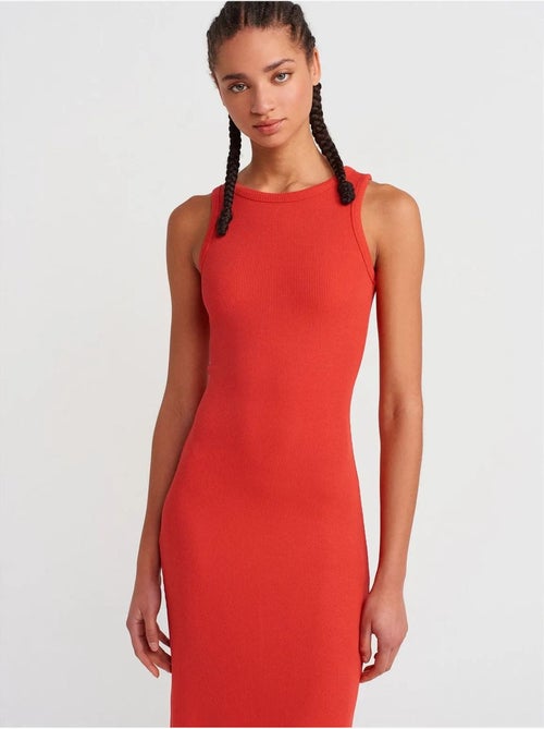 Vestido midi justo sem mangas com racha dilvin - Kiabi Vestido midi justo sem mangas com racha dilvin - Kiabi