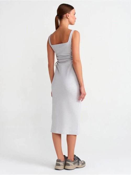 Vestido midi justo sem mangas com recorte dilvin - Kiabi Vestido midi justo sem mangas com recorte dilvin - Kiabi