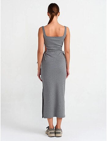 Vestido midi justo sem mangas com recorte dilvin