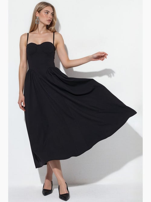 Vestido midi liso com decote em coração hiccup - Kiabi Vestido midi liso com decote em coração hiccup - Kiabi