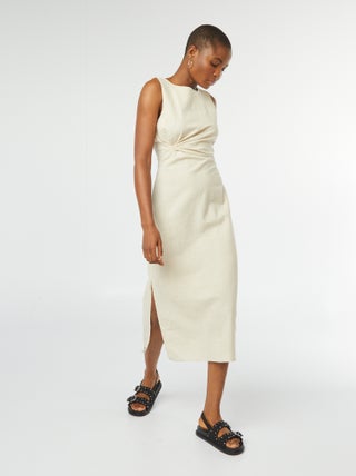 Vestido midi sem mangas aberto de lado