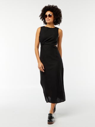 Vestido midi sem mangas aberto de lado