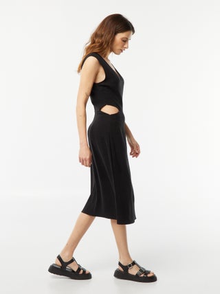 Vestido midi sem mangas + abertura dos lados