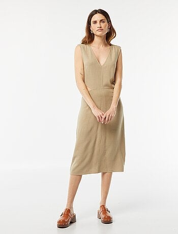 Vestido midi sem mangas + abertura dos lados
