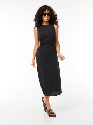 Vestido midi sem mangas ajurado de lado