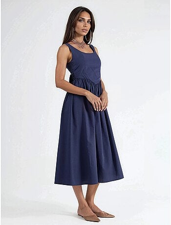 Vestido midi sem mangas com decote arredondado busem