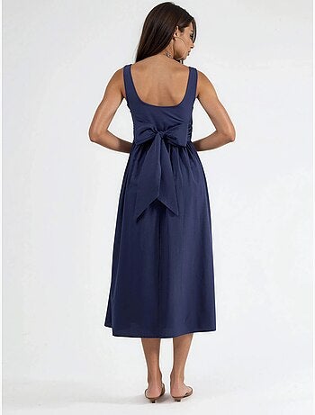 Vestido midi sem mangas com decote arredondado busem
