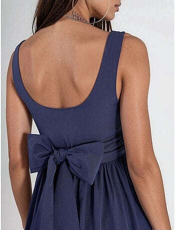 Vestido midi sem mangas com decote arredondado busem