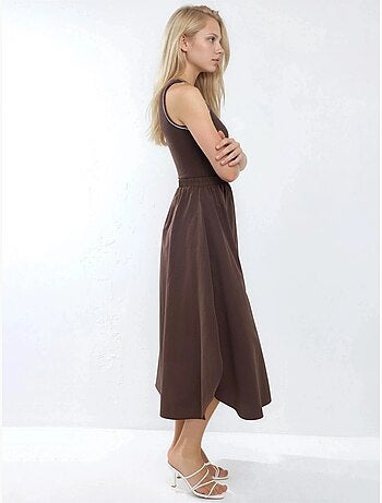 Vestido midi sem mangas com decote redondo busem