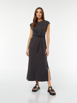Vestido midi sem mangas com laço à frente