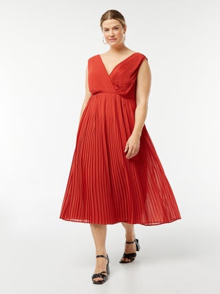 Vestido midi sem mangas em tecido plissado