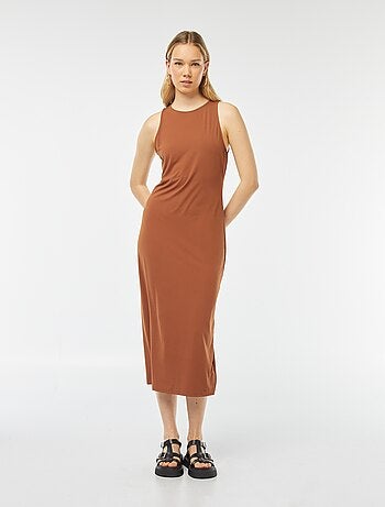 Vestido midi sem mangas justo