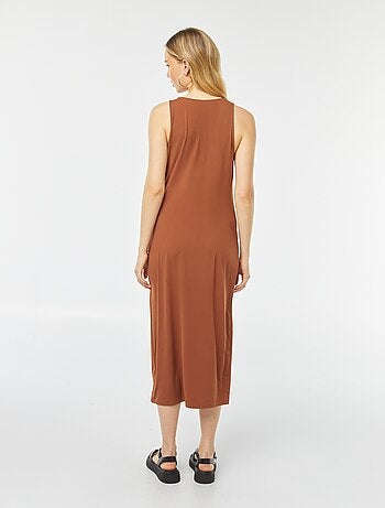Vestido midi sem mangas justo