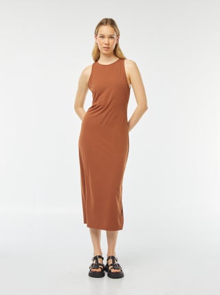 Vestido midi sem mangas justo