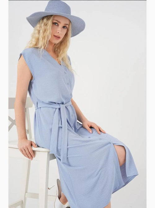 Vestido midi texturizado com decote em v e fecho de botões bdart - Kiabi Vestido midi texturizado com decote em v e fecho de botões bdart - Kiabi
