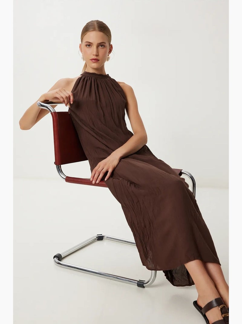 Vestido midi texturizado com decote halter istanbul Castanho-chocolate - Kiabi
