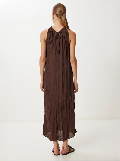 Vestido midi texturizado com decote halter istanbul - Kiabi Vestido midi texturizado com decote halter istanbul - Kiabi