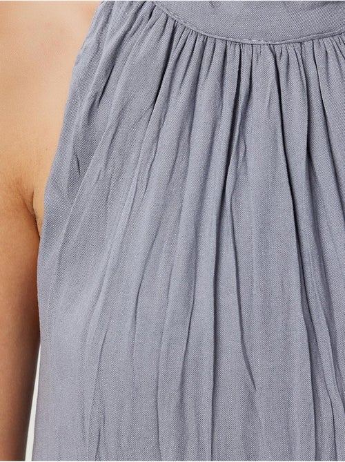 Vestido midi texturizado com decote halter istanbul - Kiabi Vestido midi texturizado com decote halter istanbul - Kiabi