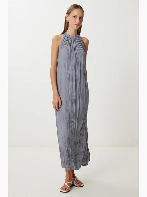 Vestido midi texturizado com decote halter istanbul - Kiabi Vestido midi texturizado com decote halter istanbul - Kiabi