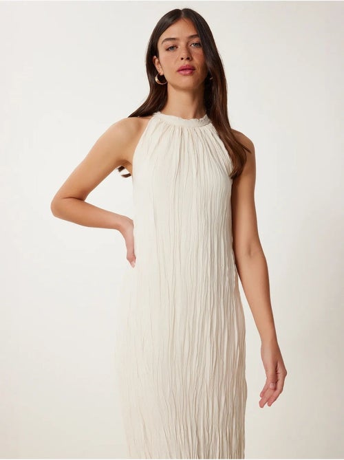 Vestido midi texturizado com decote halter istanbul - Kiabi Vestido midi texturizado com decote halter istanbul - Kiabi