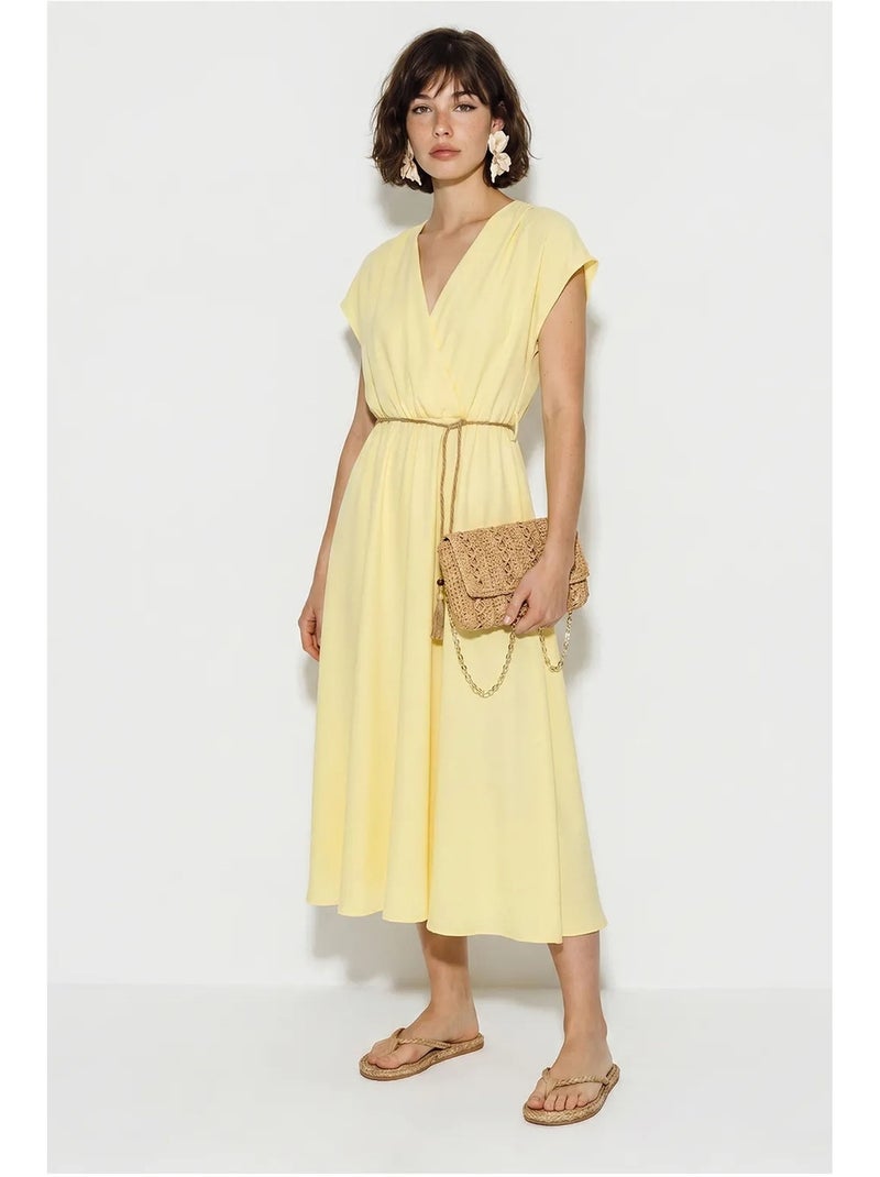 Vestido midi transpassado com cinto lucci Amarelo-limão - Kiabi