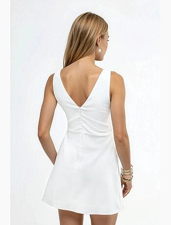 Vestido mini branco com decote barco hiccup