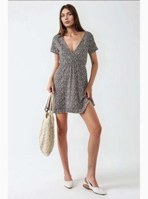 Vestido mini com decote em v e estampado floral miúdo, hiccup - Kiabi Vestido mini com decote em v e estampado floral miúdo, hiccup - Kiabi