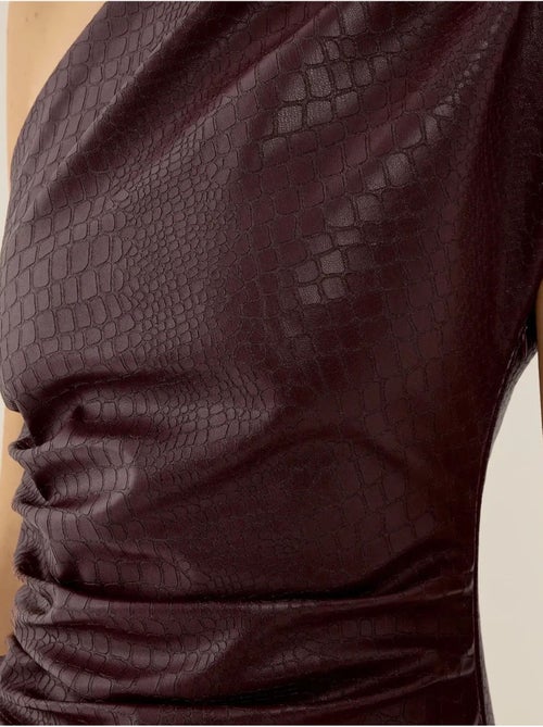 Vestido mini de um ombro em tecido com textura efeito com corte justo tipo bodycon hiccup - Kiabi Vestido mini de um ombro em tecido com textura efeito com corte justo tipo bodycon hiccup - Kiabi