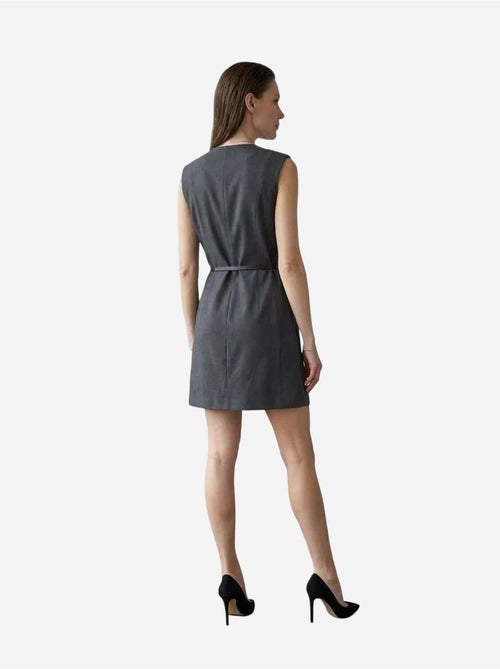 Vestido mini direito sem mangas com decote em v e cinto my fashion - Kiabi Vestido mini direito sem mangas com decote em v e cinto my fashion - Kiabi