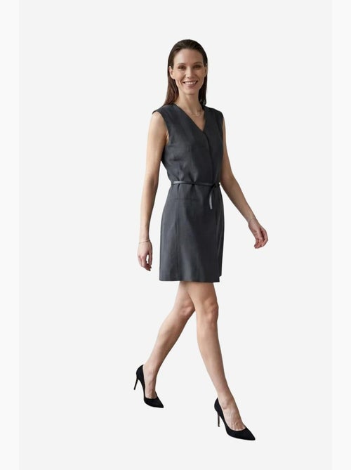 Vestido mini direito sem mangas com decote em v e cinto my fashion - Kiabi Vestido mini direito sem mangas com decote em v e cinto my fashion - Kiabi