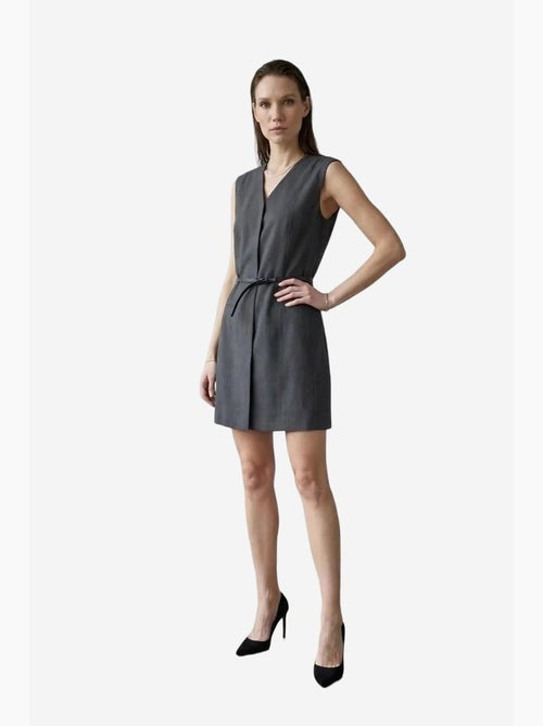 Vestido mini direito sem mangas com decote em v e cinto my fashion - Kiabi Vestido mini direito sem mangas com decote em v e cinto my fashion - Kiabi