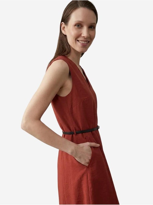 Vestido mini direito sem mangas com decote em v e cinto my fashion - Kiabi Vestido mini direito sem mangas com decote em v e cinto my fashion - Kiabi