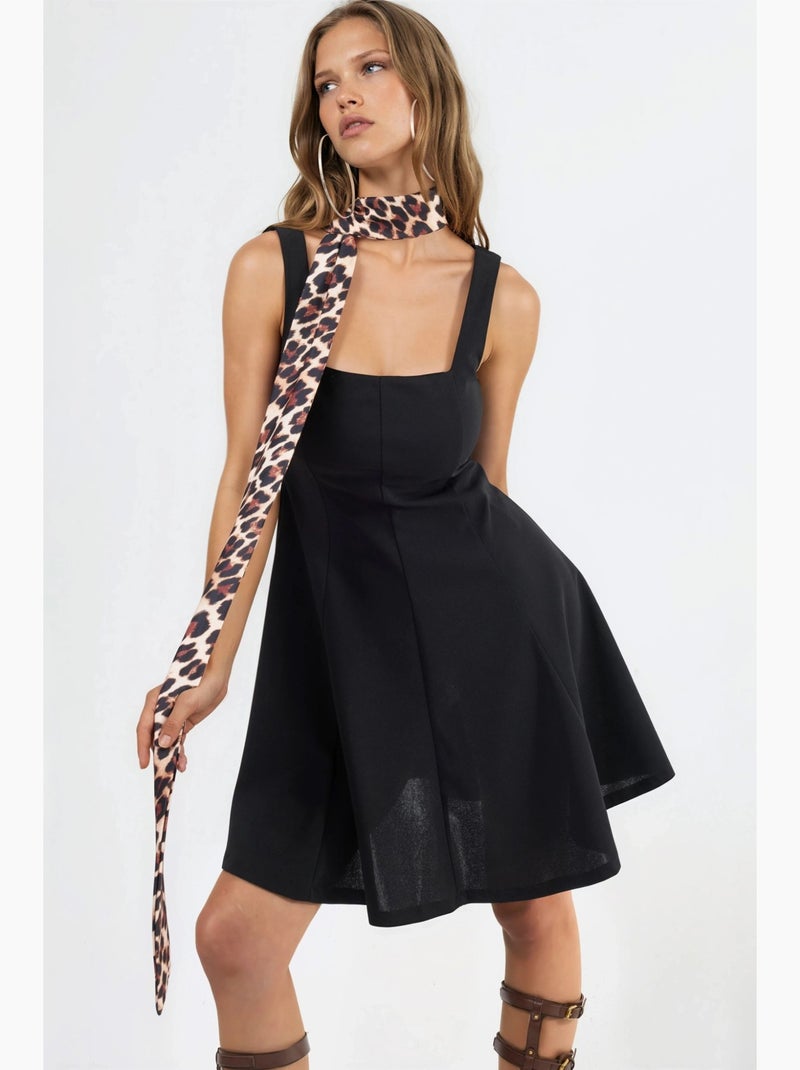 Vestido mini elegante com decote quadrado hiccup Preto - Kiabi