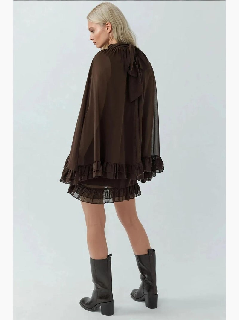 Vestido mini elegante de gola alta com detalhe de folho hiccup Castanho-chocolate - Kiabi