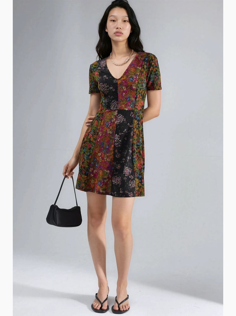 Vestido mini em a com decote em v e padrão floral hiccup Preto Rosa - Kiabi